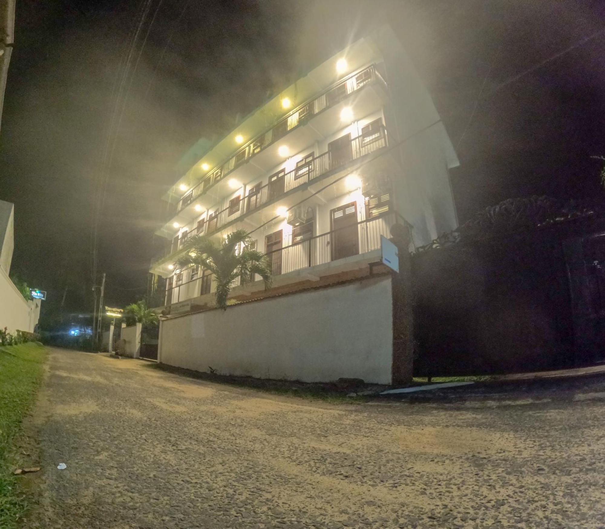 Traveller'S Hotel Hikkaduwa Exterior photo